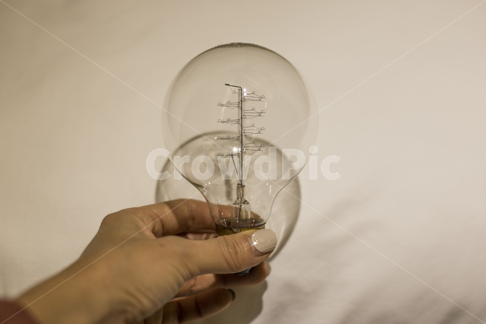 전구,조명,에디슨조명,빛,할로겐,손