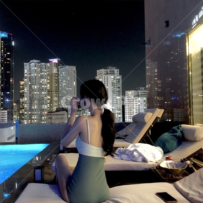 모노키니,수영장,루프탑수영장,휴양지,휴가,호캉스,비키니,야경,수영장야경,사람,인물,인간,human,person,여성,여자,woman,female,lady,여행,휴가,traveling,vacation,trip