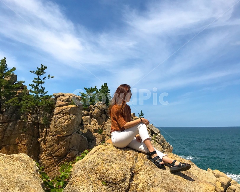바위,제주바다,여자,옆모습,여자옆모습,바위산,jejuisland,rockymountain,rock,woman,profile,sea,cloud,사람,인물,인간,human,person,여성,여자,woman,female,lady,여행,휴가,traveling,vacation,trip