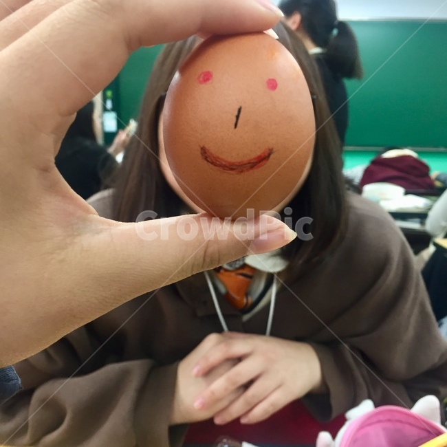 계란,손,사람,이모티콘,여성,교복,소통,의사소통,가면,감정,표현,장난,기쁨