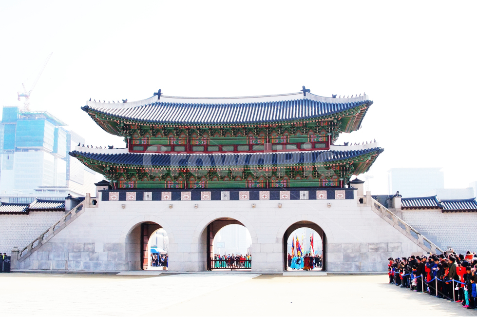 광화문,한국건축,경복궁,광화문사진,문화재,경복궁정문,한국,한국궁궐,한국건축물,조선시대,한국전통,한국문화,korean traditional,korean culture,랜드마크,landmark,tourist attraction,한국랜드마크,한국관광지,한국명소,korea landmark,korea tourist attraction,사람들,대중,군중,other people,crowd,건축물,건물외관,exterior,building,structure,architecture,construction