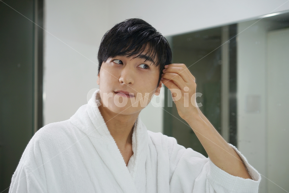 남자,뷰티,스킨케어,피부관리,beauty,skincare,cosmetic,남성,그루밍족,거울,샤워가운,화장실,욕실,사람,인물,인간,human,person,남성,남자,man,male,뷰티,미용,beauty treatment