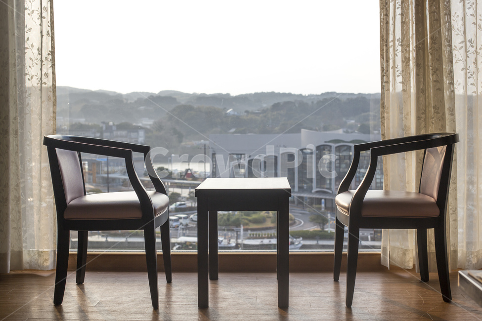숙소,호텔,룸,창가,테이블,의자,티테이블,커텐,인테리어,실내디자인,interior design
