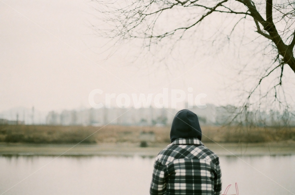 겨울,쓸쓸함,뒷모습,필름카메라,나뭇가지,겨울,계절,winter,season,감성,sensible,feeling,고독함,외로움,쓸쓸함,우울함,슬픔,lonely,solitary