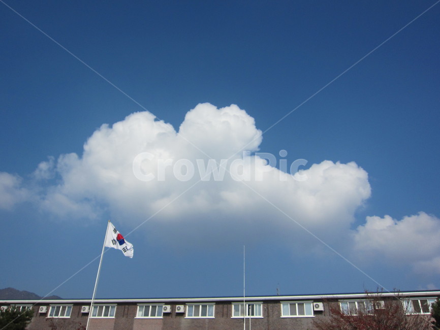 구름,하늘,파랑,하얀색,풍경,깃발,감성사진,자연,nature,landscape,azure,sky,푸른하늘,태극기,대한민국,국기,국경일,태극마크,국가대표