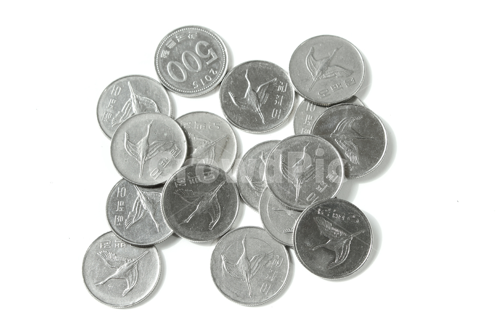 한국,동전,한국동전,돈,경제,금융,금속,은색,money,coin,korea,koreacoin,coins,many,많은,더미,그룹,cash,silver,metal,won,group,흰배경,실버,500won,500,500원,금융,돈,finance,banking,money,연출,컨셉,콘셉,direction,concept,누끼,remove background
