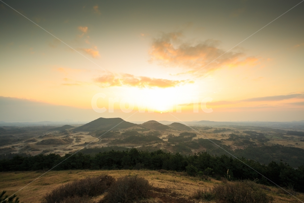 sunshine,cannon,canon,spring,cloud,Reed,Udo Island,Jeju travel,golden,sight,Work,Jeju sunrise,sky,Seongsan Sunrise Peak,Jeju reeds,Jeju sky,Baekyak Oreum,nice photo,ocean,autumn,pylon,Saebyeol,landscape photography,sunrise,Jeju,Silver grass,winter,soil,su