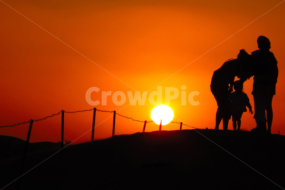 두바이,사막,노을,sunset,자연,가족,가족,패밀리,family,인물실루엣,사람실루엣,character silhouette,human silhouette,person,사람,human,인간,nature,outdoors,옥외,sunlight,햇빛,sky,하늘