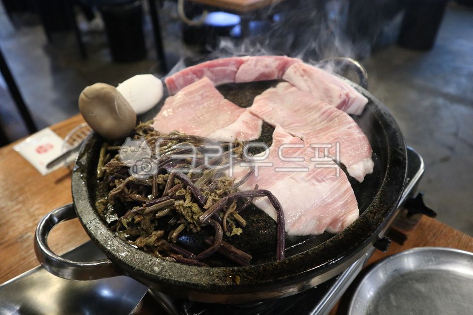 stone tablet,Saenghangjeongsal,bracken pork belly,Bracken,meal,Bracken Port Jeongsal,meat restaurant,Dolpanhangjeongsal,Stone plate pork belly,cooking,Stone plate raw pork belly,Special parts of pork,special part,mushroom,Raw pork belly,Bird song
