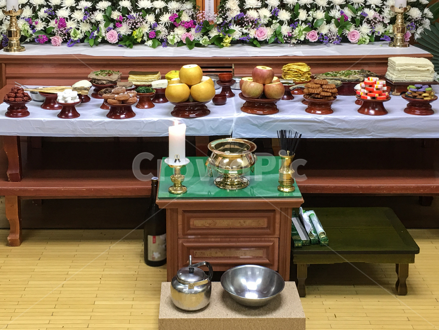 Funeral home,memorial service,death,condolence,Tradition,fruit,condolence room,sadness,common sense,funeral culture,chrysanthemum,candlelight,customs,quiet,funeral food,incense,mourning house,mortuary,Confucian culture,ritual,custom,portrait,commercial ho
