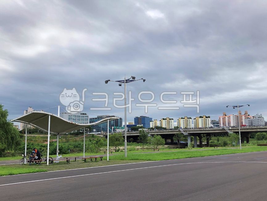 안양천,롤러스케이트,그늘막,벤치,쉼터,잔디,운동장,체육시설,아파트,도심,건축물,흐린,옥외,대도시지역,도시지역,배경,도시풍경,하늘,다리,자연,여름,건물,나무,경치,낮,고층건물,스포츠,anyangcheon,rollerskating,shadecurtain,bench,shelter,lawn,playground,sportsfacility,apartment,building,downtown,architecture,cloudy,outdoors,metropolitanarea,urbanarea,background,cityscape,sky,bridge,nature,buildings,trees,landscape,daytime,skyscrapers,sports