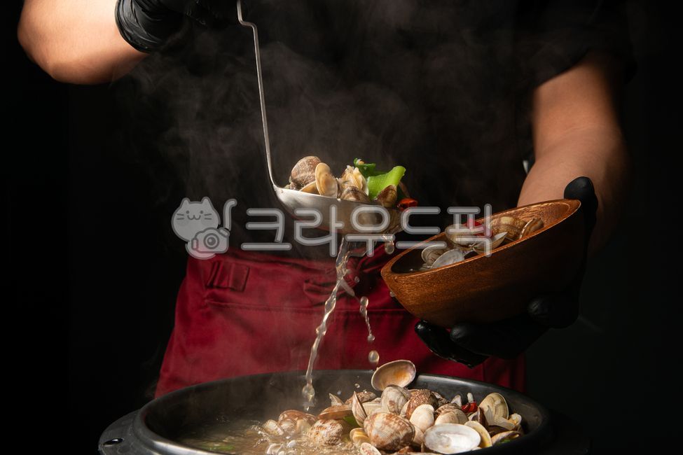 바지락,바지락국,쉐프,국자,국물요리,남자,그릇,담다,담아내다,끓다,연기,수증기,뜨거운,따뜻한