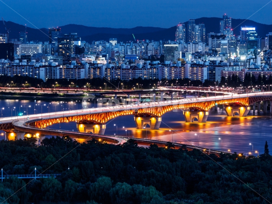 서울,응봉산,야경,매직아워,한강,다리,강남,강북,SEOUL,EUNGBONGSAN,NIGHTVIEW,MAGICHOUR,HANRIVER,HANGANG,RIVER,BRIDGE,야경,밤,풍경,nightscape,night,landscape,도시,city,한국도시풍경,한국도시경관,korea cityscape,교통,교통수단,traffic,transportation,road,도로,metropolis,중심지,building,건물,시티,town,urban,어반