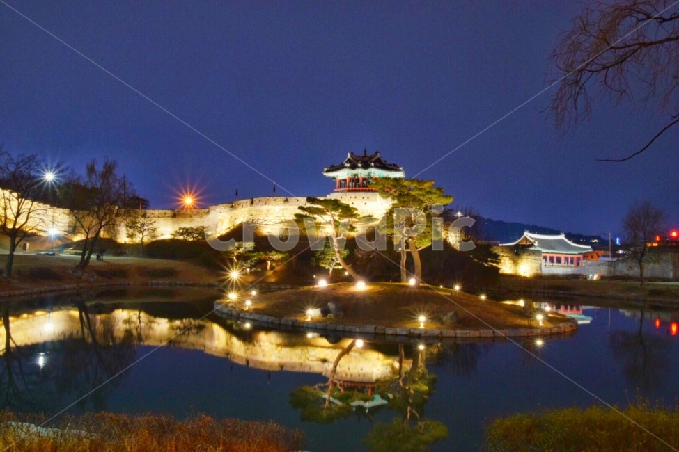 Hwaseong,castle,past,Suwon,present