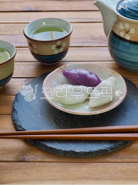 추석사진공모전,전통음식,한국전통음식,한국음식문화,전통문화,traditionalfood,koreantraditionalfood,koreanfoodculture,traditionalculture,송편,songpyeon,한국음식,식품,한식,한국문화,한국,배경,음식문화,웰빙,문화,아시아,아시아음식,접시,전통,설날,추석,음식,추석음식,설날음식,명절,명절음식,떡,koreanfood,korea,koreanculture,food,background,foodculture,wellbeing,culture,asia,asianfood,dish,tradition,ricecake,녹차,도자기컵,컵,greentea,porcelaincup,cup,한국전통,한국문화,korean traditional,korean culture,음식,식재료,요리,food,cook,meal,dishes,food reserves