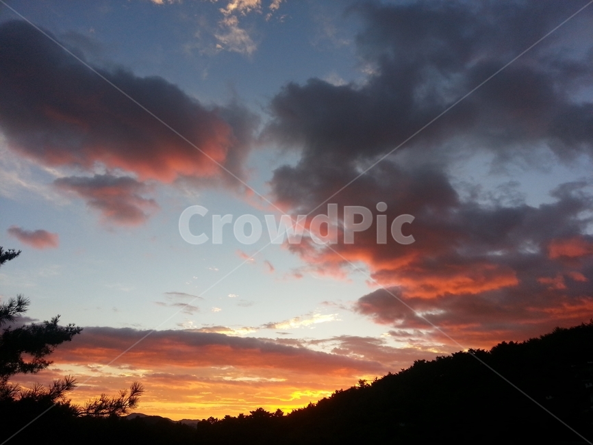 석양,노을,구름,하늘,저녁하늘,sky,eveningsky,sunset,settingsun,clouds,eveningsun,해질녘,자연,nature,빛나는,shinning,shinny,colorful,알록달록,색감,colorsense,색채,빛깔,feelingofcolor,주황색,붉은색,찬란한,아름다운,beautiful,장엄한,magnificent,colorofclouds,splendid,산실루엣,mountainsilhouette,나무실루엣,감성,sensitivity