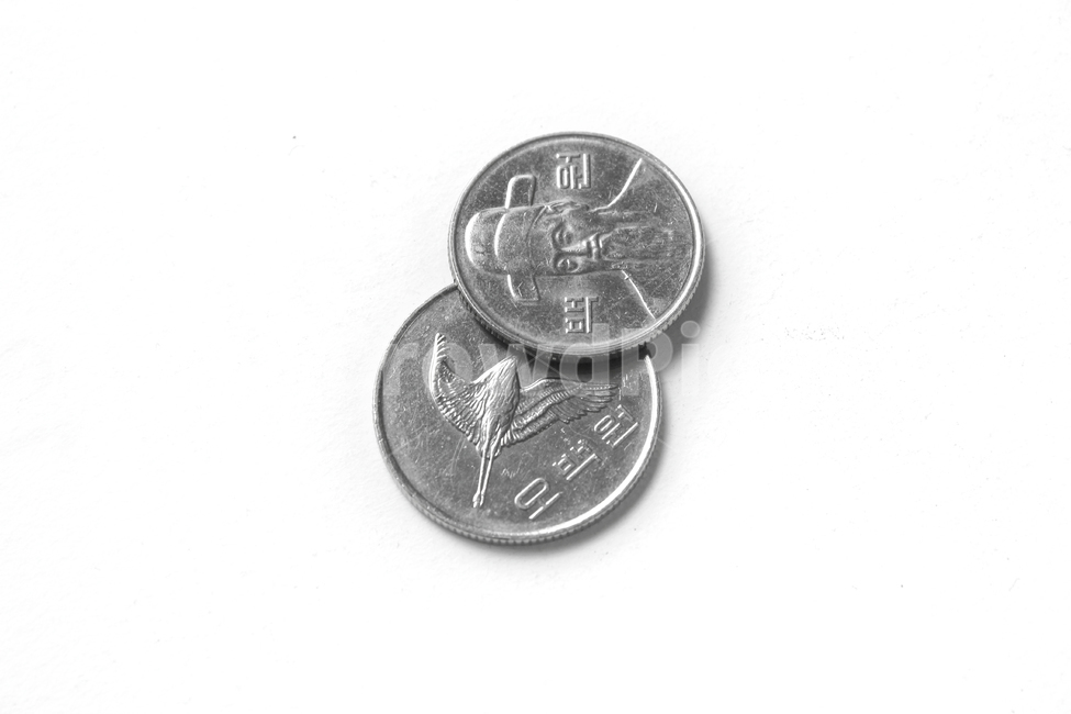 한국,동전,금융,한국동전,돈,money,coin,korea,500원,500,흰배경,금속,실버,은색,koreacoin,metal,banking,cash,won,100,100원,금융,돈,finance,banking,money,연출,컨셉,콘셉,direction,concept,누끼,remove background