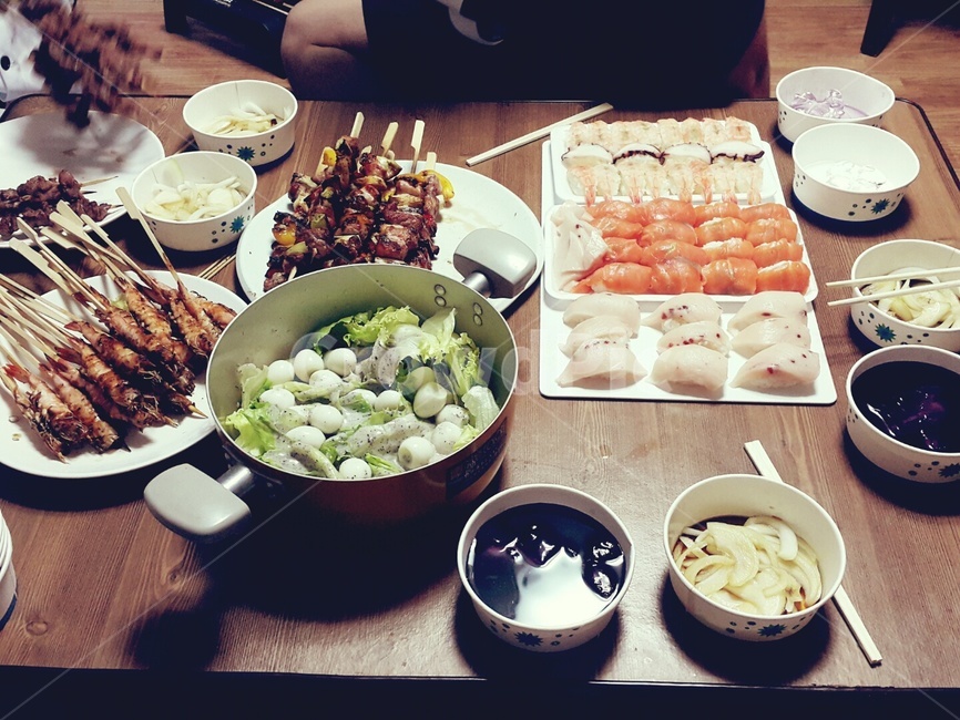 음식,진수성찬,만찬,꼬치구이,초밥,먹거리,샐러드,바베큐