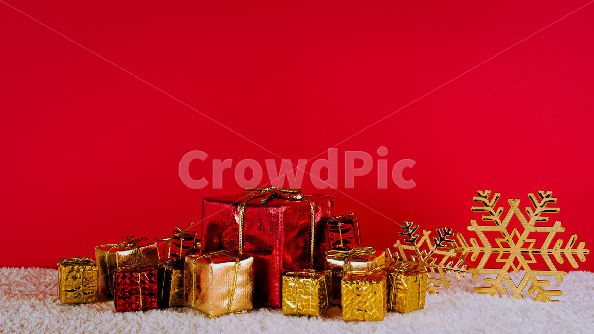 rest,day off,excited,Christmas concept,christmas,Red,red,gold,gift box,christmasgift,joy,background,snow,vacation,decoration,snowflake crystals,christmas background