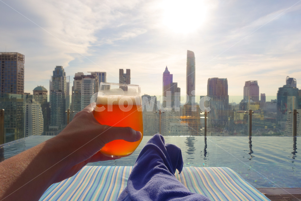 루프탑,루프탑수영장,인피니티풀,맥주,스카이라인뷰,여행,휴가,traveling,vacation,trip,술,주류,alcohol