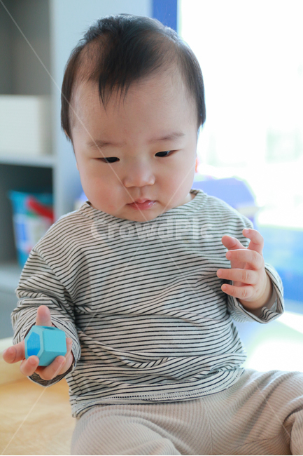 아기,육아,도형놀이,도형,장난감,완구,성장,두뇌발달,발달,아이,어린이,유아,인지,인지놀이,원목,막대,세모,네모,동그라미,블럭,나무블럭,작은,손,고사리손,신체,재미,퍼즐,베이비카페,돌아기,유아용품,원목교구,색상,컬러,창의력,교육,남자아이,남자아기,귀여운,사랑스런,장난꾸러기,개구장이,가족,인물,모델,얼굴,표정,호기심,게임,놀이,도형블럭,사람,인물,인간,human,person,영유아,아기,애기,아이,infants,baby