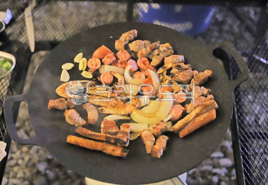 캠핑,그리들,고기,돼지고기,흑돼지,삼겹살,바베큐,구이,새우,대하,소세지