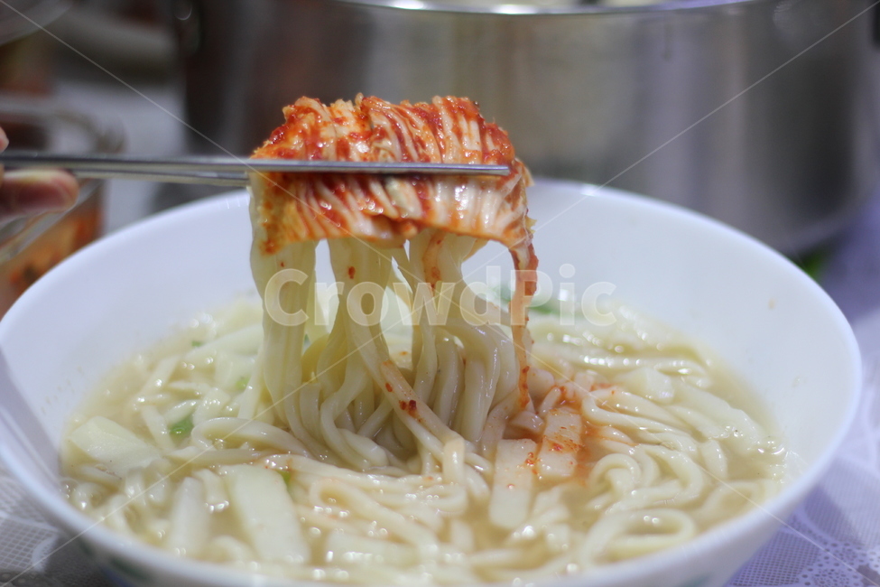 칼국수,밀가루,반죽,국수,한식,음식,food,국물,감자,파,육수,새우육수,따끈함,plant,식물,vegetable,야채,김치,젓가락
