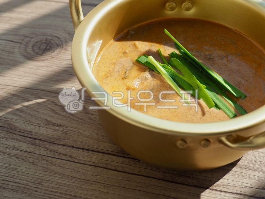 추어탕,한식,보양식,미꾸라지수프,한국음식,음식,요리,미꾸라지탕,영양식,점심식사,저녁식사,뜨거운,국물,수프,아시아음식,전통음식,식사,반찬,chueotang,comfortfood,loachsoup,koreanfood,food,cooking,loachtang,nutritionalfood,lunch,dinner,hot,soup,asianfood,traditionalfood,meal,sidedish,양은냄비,음식,식재료,요리,food,cook,meal,dishes,food reserves