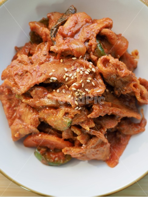 lunch,Stirfried Jeewook,East Asian Culture,Food and Beverage,Grilled Pork,chopsticks,industry,plate,pork,vegetable,Stirfried pork with red pepper paste,side dish,wellbeing,Korean food,studio shooting,Asian food,handmade,diet,tradition,cooking,spicy food,F