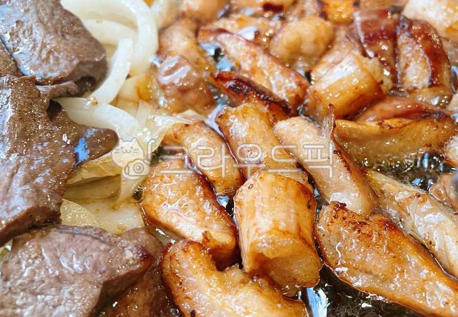 stone tablet,Grilled beef,small parts,beef tripe,onion,beef,cow,Grilled on a stone plate,Grilled Daechang,small appendage,Makchang,potato,Somodeum,ingredients,cooking,Grilled Potatoes,heartache,roast,Grilled Soyeomtong,Grilled Makchang,Daechang,cook,acces