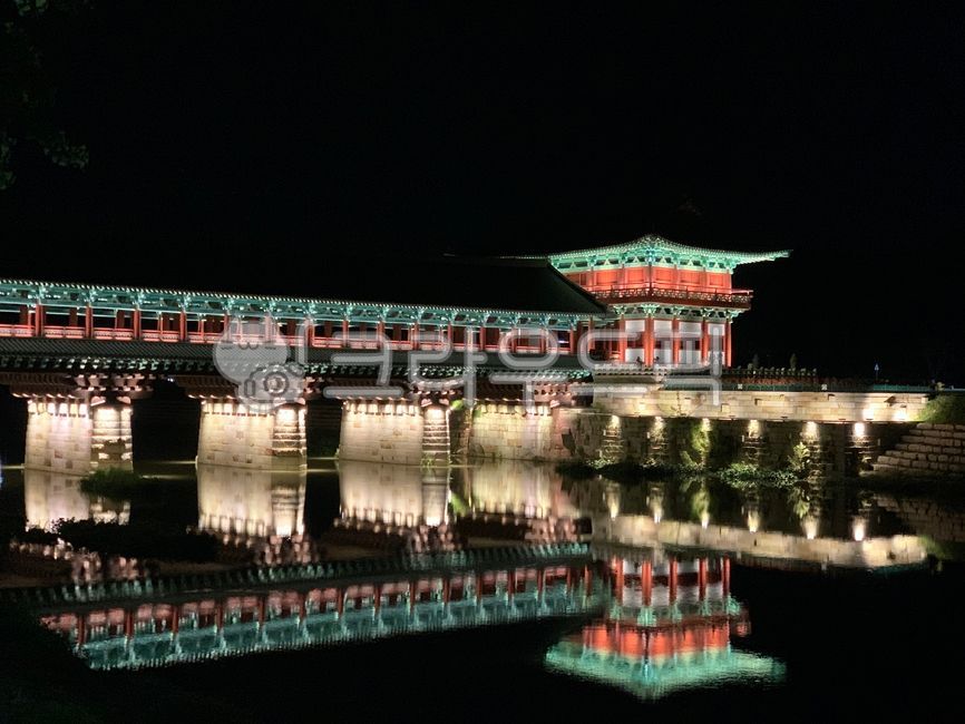 building,건물,architecture,건축학,동궁과월지,경주,야경,궁궐,다리,다리야경,안압지,월정교,유적지,전통,건축물,대칭