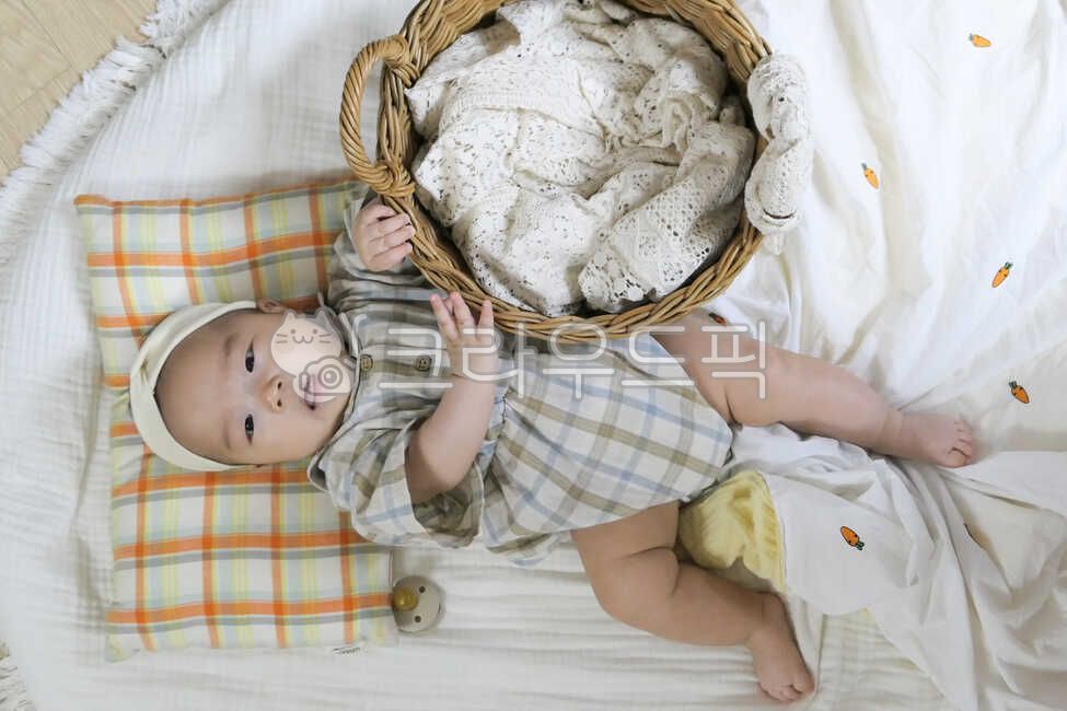 small,basket,rug,young,0 years old,held,rattan basket,innocent,mothers arms,infant,cute,one year old,Asian,life,son,white,angelic,human,parenting,Korea,nose,lovely,precious,Eyes,Oriental,check pattern,Korean,newborn,1 year old,lifestyle,face,mouth,hair ba