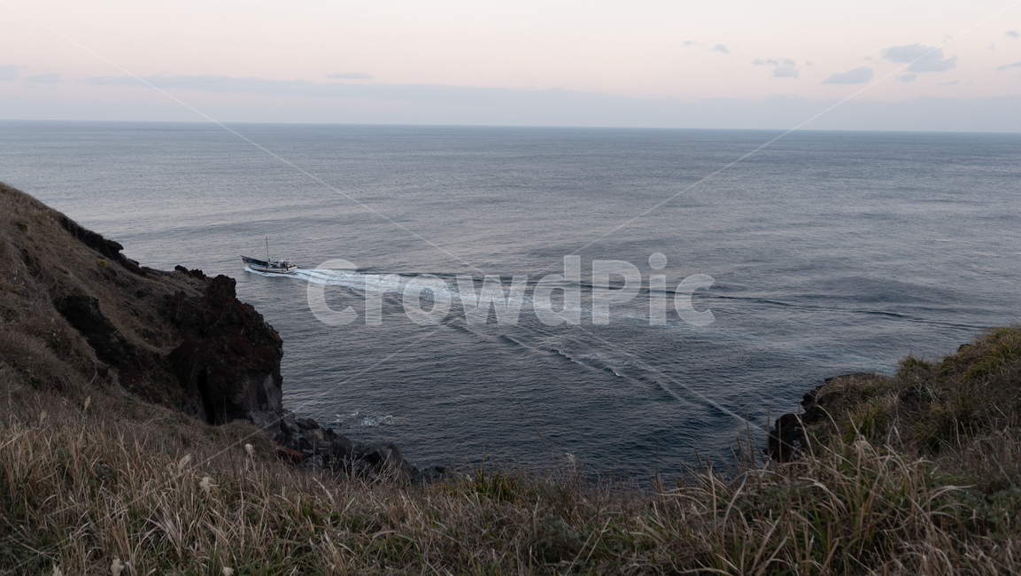 송악산,제주,제주도,jeju,송악산둘레길,풍경,자연,landscape,nature,ship,배,바다,promontory,곶,sea,자연,풍경,nature,landscape,한국자연풍경,한국자연경관,korea nature landscape,제주도,jeju,jeju island