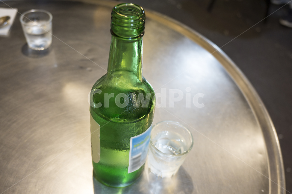 소주병,술병,알코올,소주,컵,소주잔,소줏잔,잔,액체,주류,개체,southkorea,southkoreawine,한국와인,유리잔,마시다,icewine,koreansoju,테이블,음료,아시아,배경,soju,술자리,가득,따르다,짠,건배,유리,병,술,취하다,녹색,녹색병,도수,회식,모임,술,주류,alcohol