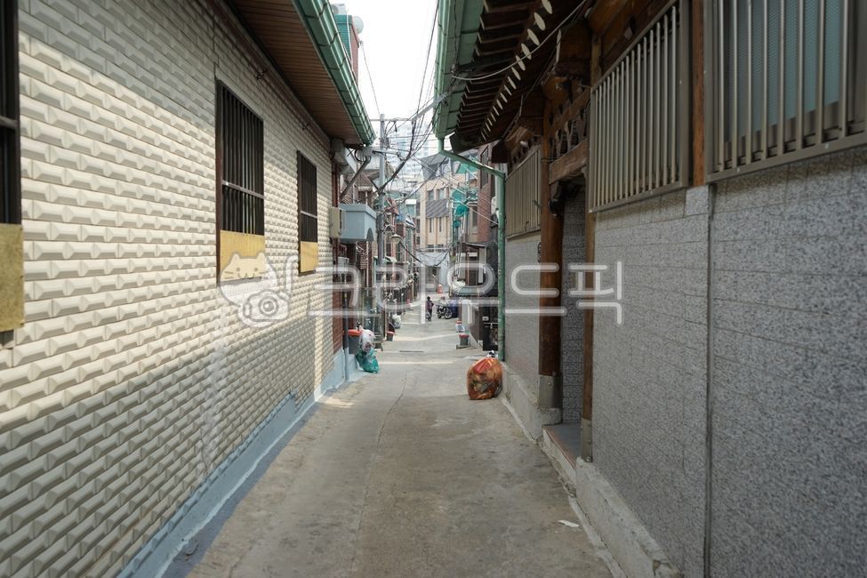 건물,건축물,구도심,구옥,골목,길,도시,창문,벽,담,문,도로