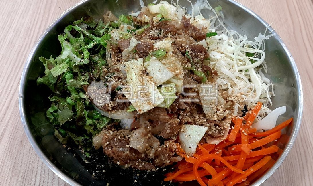 불고기,불고기비빔밥,불고기야채비빔밥,비빔밥,상추,밥,당근,양배추,김가루,한국전통음식,한국음식,음식,식사,식당,한끼,간장불고기,돼지불고기,돼지고기,야채,채소,건강식,건강한한끼,다이어트식,저염식