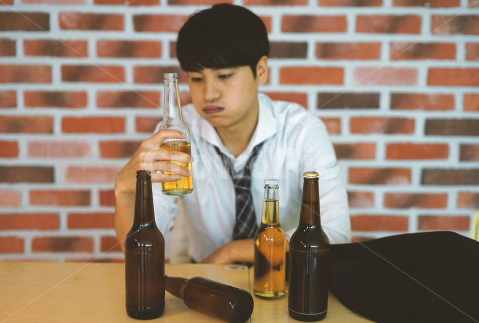 남성,남자,펍,맥주,비어,beer,술,음주,과음,맥주병,병맥주,알코올,직장인,회사원,사람,인물,인간,human,person,남성,남자,man,male,술,주류,alcohol,산업,industry,industrial,비즈니스,사업,business,service,work