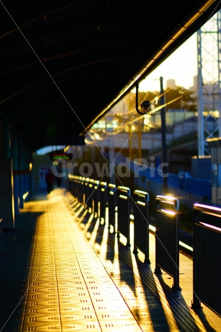 지하철,역,일출,금빛,감성,subway,station,sunrise,gold,sensitivity,sensibility,교통,교통수단,traffic,transportation,banister,난간,handrail,railing