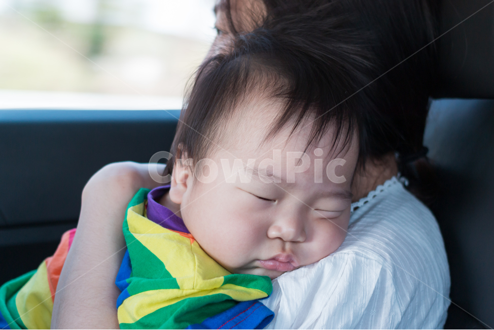 아기,아이,유아,아동,졸음,잠,수면,취침,자동차,내부,졸린,꿈나라,엄마,어머니,모자,차,승용차,가족,소중한,귀여운,작은,사랑스런,표정,남자아기,남자아이,아들,교통,사람,인물,인간,human,person,가족,패밀리,family,영유아,아기,애기,아이,infants,baby
