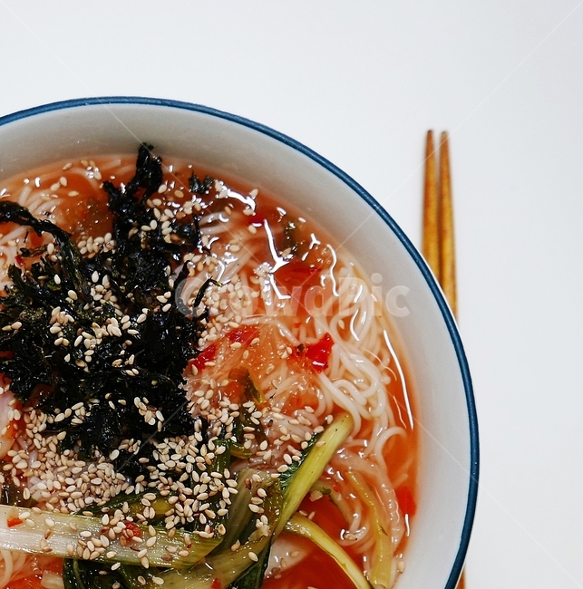 김치말이국수,김치국수,물국수,국수,김치말이,김치국물,한그릇,맛있다,국물,시원한,맛있는,그릇,대접,김,김가루,깨소금,고추가루,김치,양념,젓가락,나무젓가락,군침,여름,간식,한식,가정식,어머니표,엄마표,먹음직스럽다,음식,생활,식탁,홈메이드,음식,식재료,요리,food,cook,meal,dishes,food reserves,면류,면요리,noodles