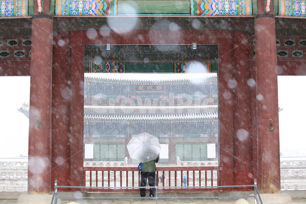 겨울,눈,설경,경복궁,궁,한국,전통,winter,snow,palace,korea,tradition,겨울,계절,winter,season,한국전통,한국문화,korean traditional,korean culture,랜드마크,landmark,tourist attraction,한국랜드마크,한국관광지,한국명소,korea landmark,korea tourist attraction,사람,인물,인간,human,person,건축물,건물외관,exterior,building,structure,architecture,construction