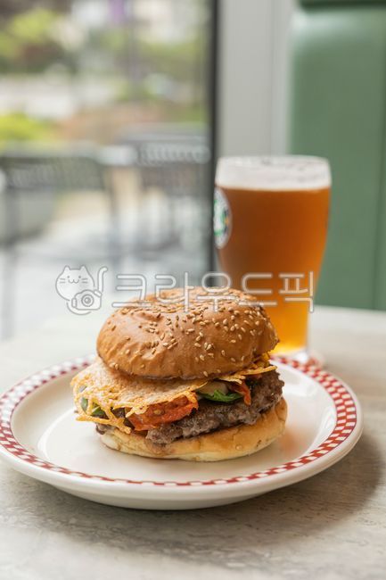 햄버거,버거,수제버거,수제,맛있는,패스트푸드,햄맥,맥주,시원한,식당,음식점,테이블,음식,요리,점심,점심식사,식사,밝은,낮,대낮,burger,tasty,delicious,beer,fastfood,cold,cool,day,restaurant,table,food,lunch,meal,snack,cheese,hamburger,gourmet,fast,bread