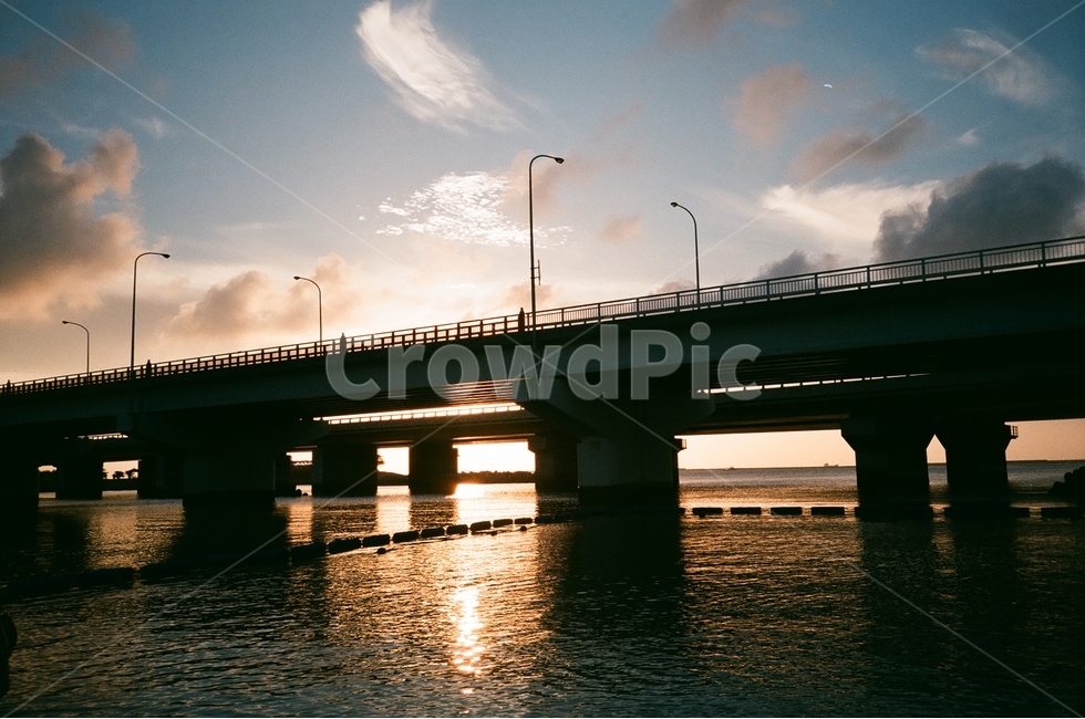 바다,일몰,sunset,노을,다리,가로등,하늘,오후,beach,구름,bridge,필름사진,감성,sensible,feeling,건축물,건물외관,exterior,building,structure,architecture,construction