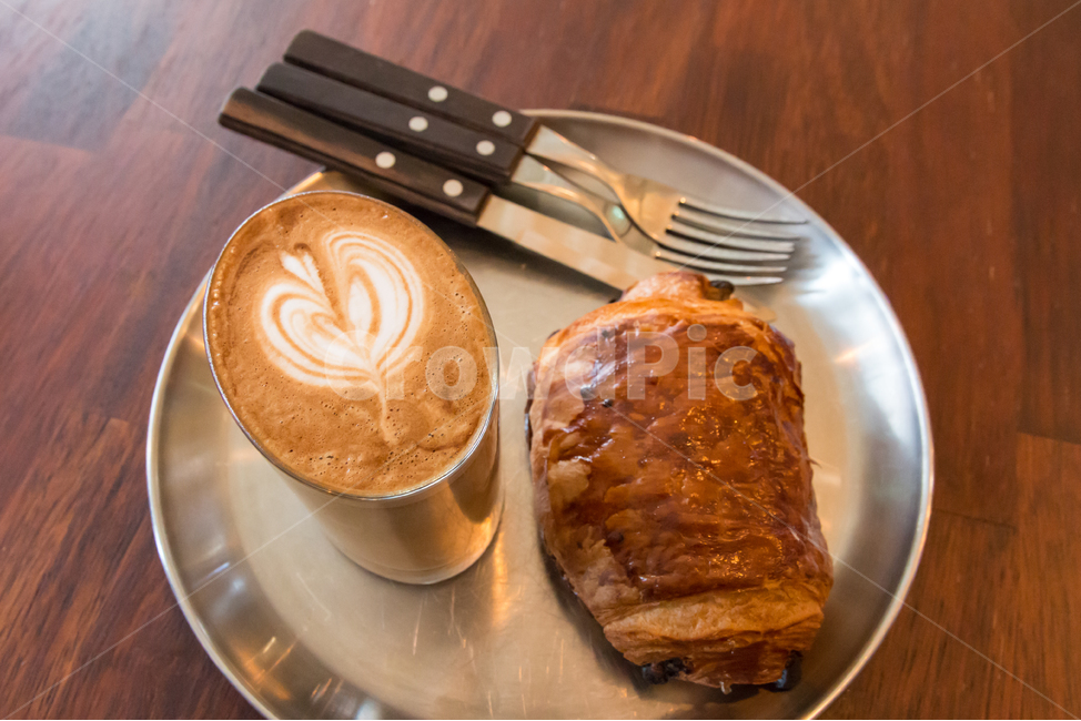 카페,베이커리카페,빵,커피,베이커리,라떼,라떼아트,음식,디저트,맛있는,포크,나이프,쟁반,커트러리,뺑오쇼콜라,패스트리,달콤한,부드러운,제과,제빵,음료,간식,후식,휴식,음식,식재료,요리,food,cook,meal,dishes,food reserves,디저트,간식,후식,dessert,snack,커피,카페,coffee,cafe