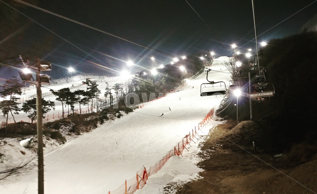 스키장,풍경,야경,케이블카,겨울,겨울,계절,winter,season,야경,밤,풍경,nightscape,night,landscape,스포츠,레저,운동,sports,leisure,exercise,nature,자연,light,빛,flare,플레어