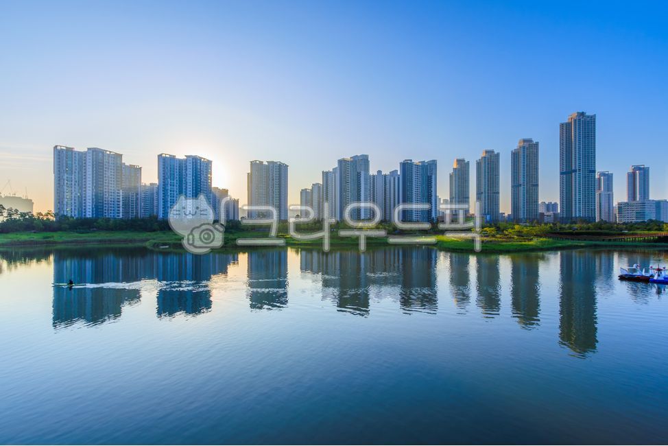 청라호수공원,청라국제도시,청라동,도시,호수,빌딩,아파트,주거지역,물,공원,하늘,파란,녹색,여름,인천시,건물,건축,도시풍경,도심,아침,새벽,인천,청라신도시