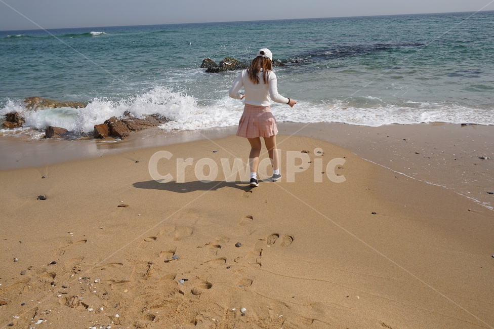 여자,긴머리,바다,분홍스커트,하얀모자,혼자놀기,해변,바다,beach,sea,사람,인물,인간,human,person,여성,여자,woman,female,lady,여행,휴가,traveling,vacation,trip