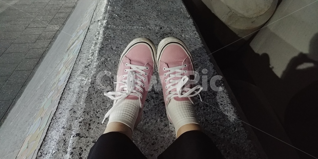 신발,발,발목,양말,스니커즈,다리,매듭,분홍색,바닥,wire,shoestring,sneakers,socks
