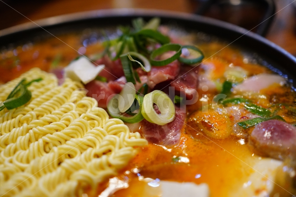 김치찌개,라면,두부,국물,음식,식사,한식,요리,조리,야채,양념,파,지글지글,보글보글,레시피,recipe,cook,noodle,meal,food,soup,vegetable,korea,한국,한국요리,한국적,한국적인,한국의,식당,버큼,얼큰한,얼큰하다,매운,맵다,이열치열,맛있다,맛있는,맛집,kimchi,음식,식재료,요리,food,cook,meal,dishes,food reserves,면류,면요리,noodles,한식,한국음식,한국요리,korean food,korean dishes,korean meal,korean cook