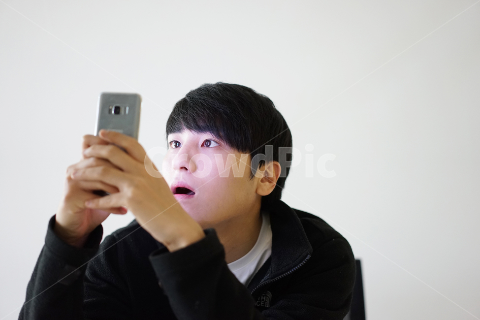 남성,남자,스마트폰,핸드폰,휴대폰,모바일,it,전자기기,전자제품,사람,인물,인간,human,person,남성,남자,man,male,정보통신기술,전자기기,전자제품,it,information,technology,electronic equipment